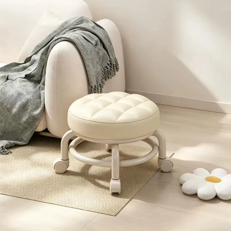 Tabouret bas à roulettes et assise capitonnée